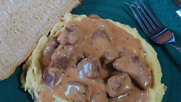 Venison Steak Tips in Roasted Garlic Cream Gravy